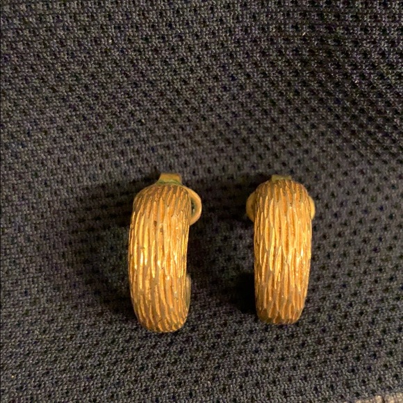 Vintage Avon Gold Clip On Earrings - Picture 2 of 5